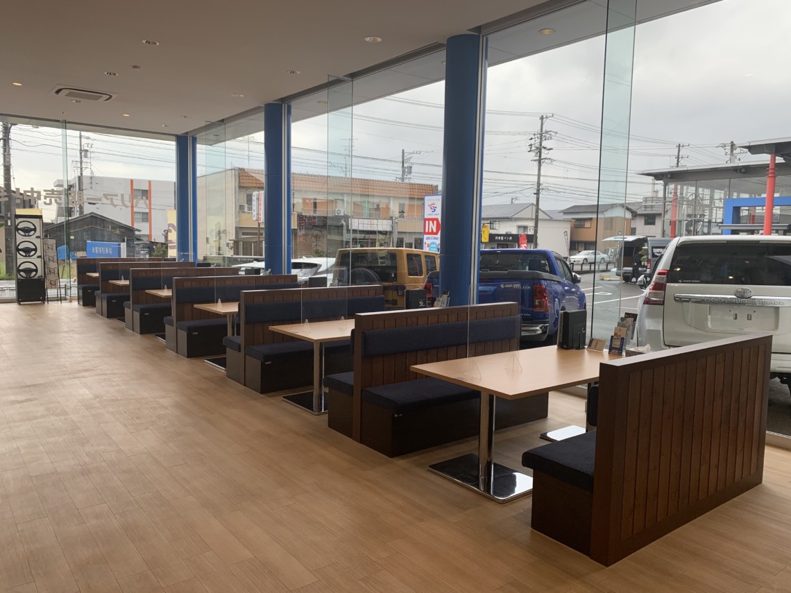 店内は解放感がありゆったりした商談スペースをご用意。車も遊びもトー...