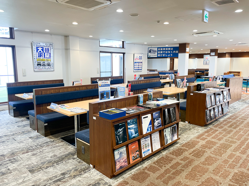 商談ブースも広々しており、ゆったりお車をご検討いただけます
