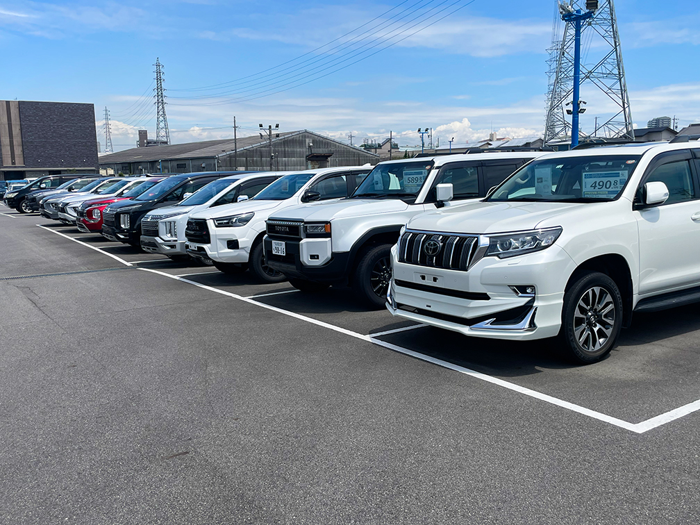 常時200台以上の在庫車両を展示しております