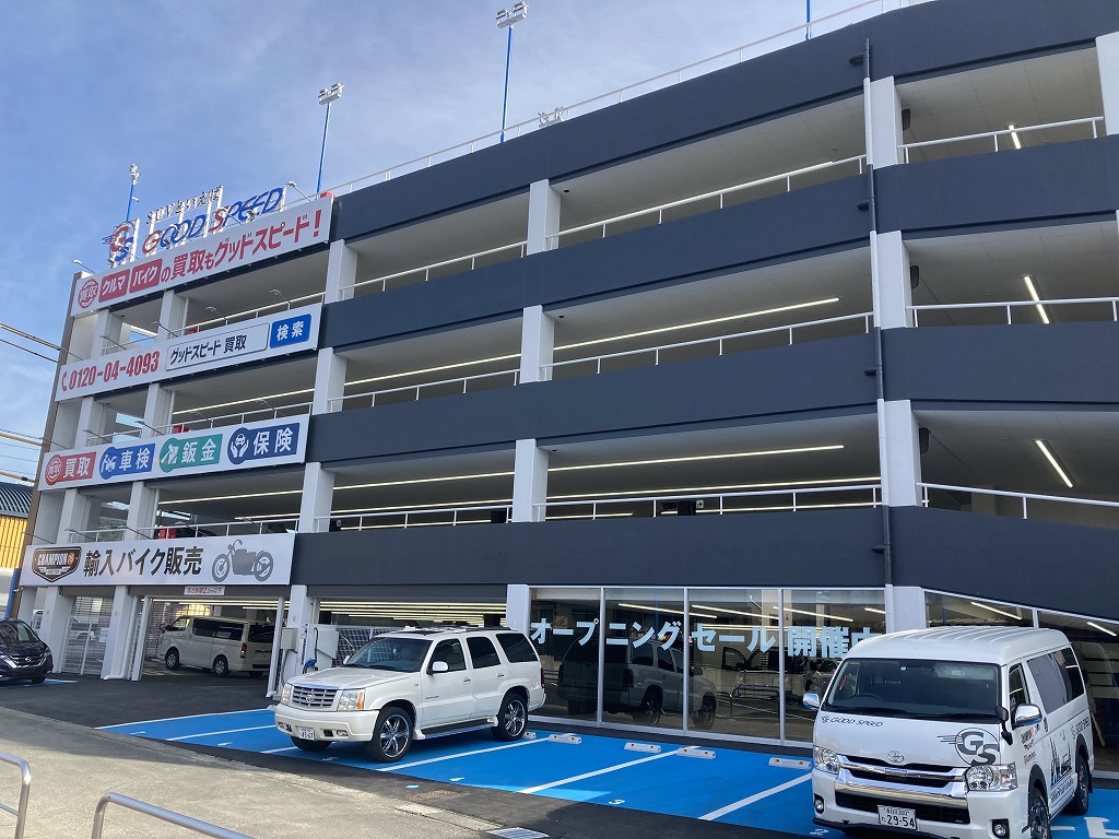 立体駐車場には所狭しと展示車両がございます。全天候型ですので、雨の...